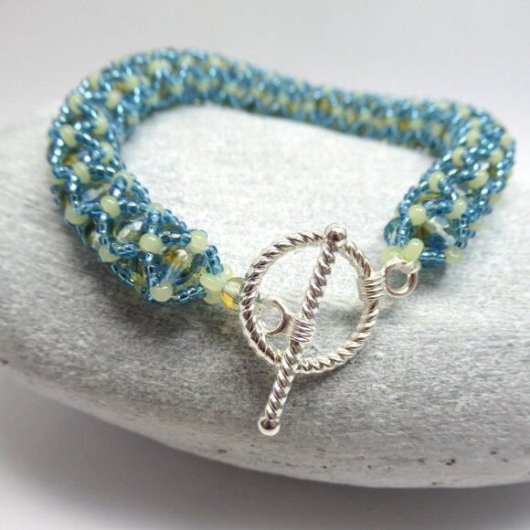 Netted Czech Uranium glass bead bracelet - Picture 4 of 10